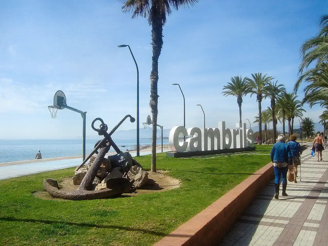 Mudanzas en Cambrils 1 Mudanzas en Cambrils: vehículo de La Seda junto al port, Tarragona