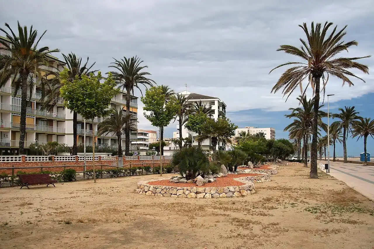 Mudanzas en Cunit 1 Mudanzas en Cunit: vehículo de La Seda en el paseo marítimo del municipio, Tarragona