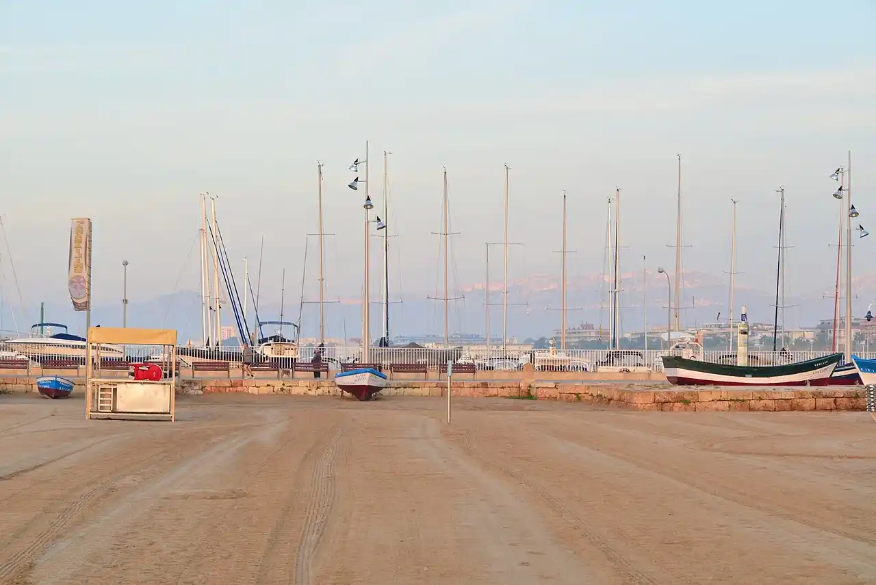 Mudanzas en Salou 7 Mudanzas en Salou: vehículo de La Seda junto al frente marítimo, Tarragona