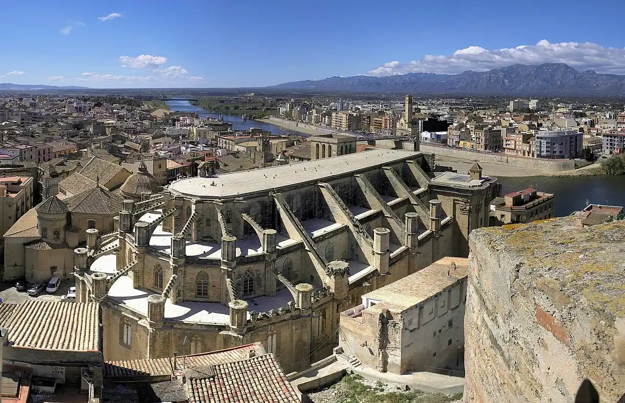 Mudanzas en Tortosa 7 Mudanzas en Tortosa: vehículo de La Seda junto al casco histórico, Tarragona